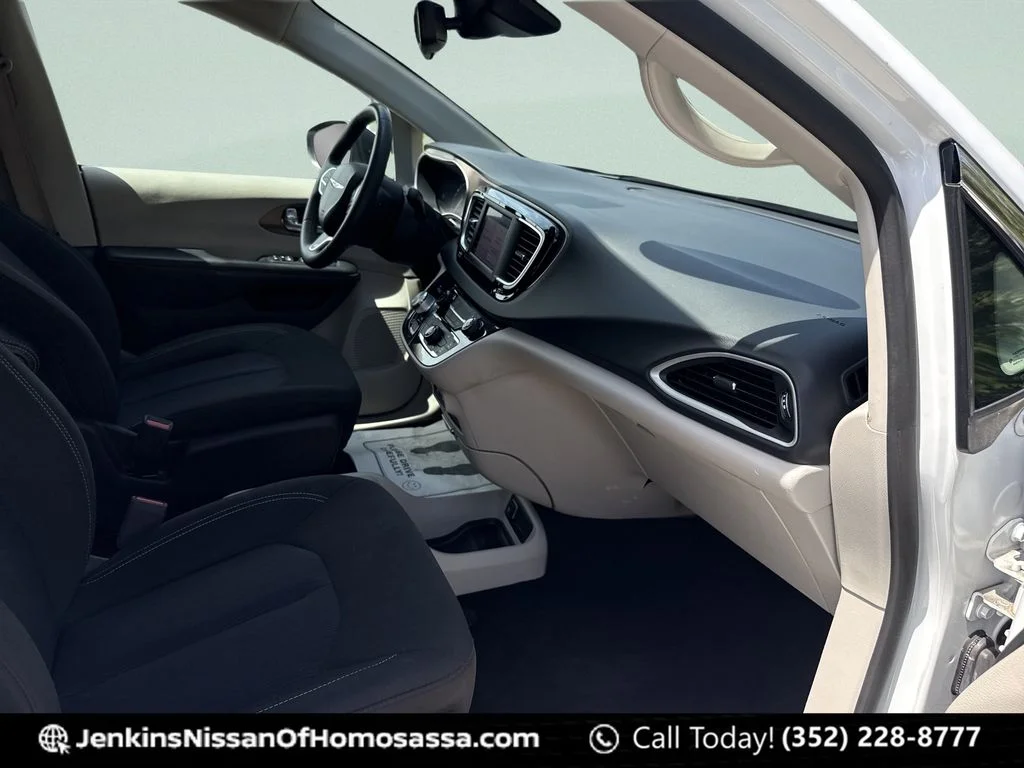 Used 2023 White Chrysler LX image 22