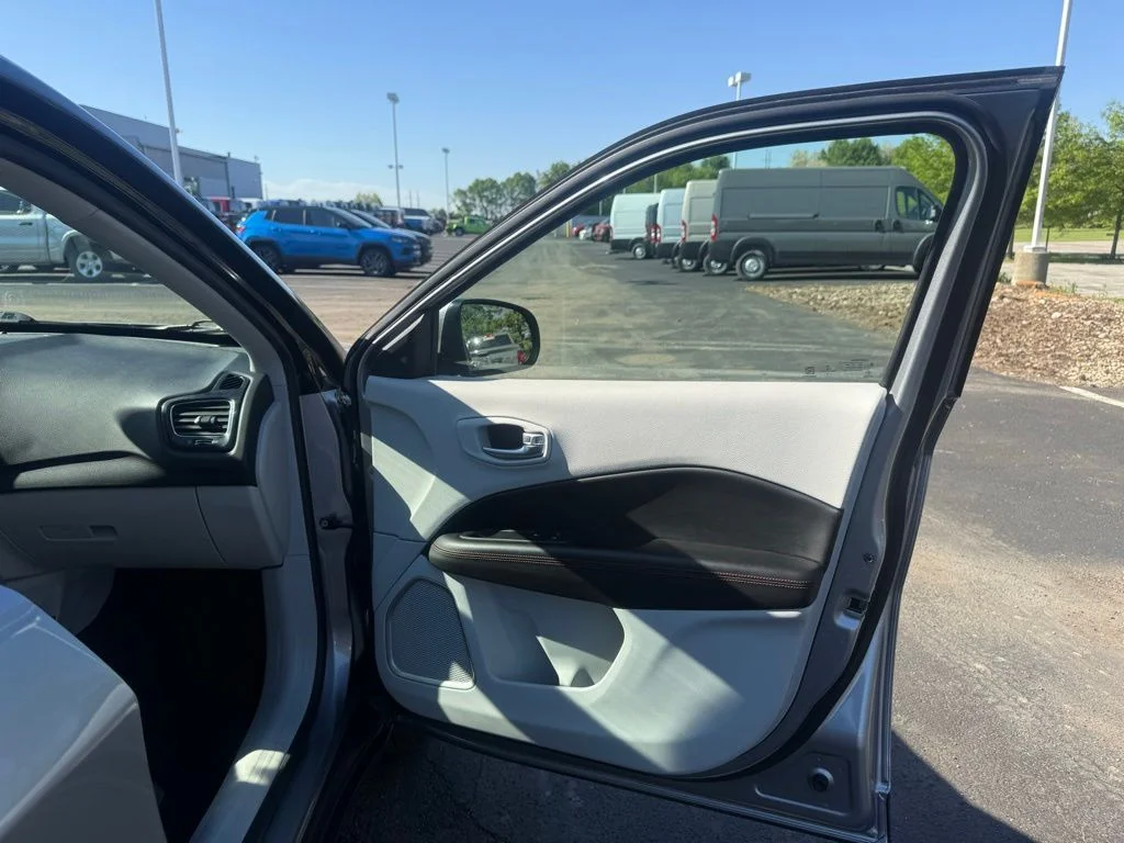 Used 2018 Silver Jeep Limited image 48