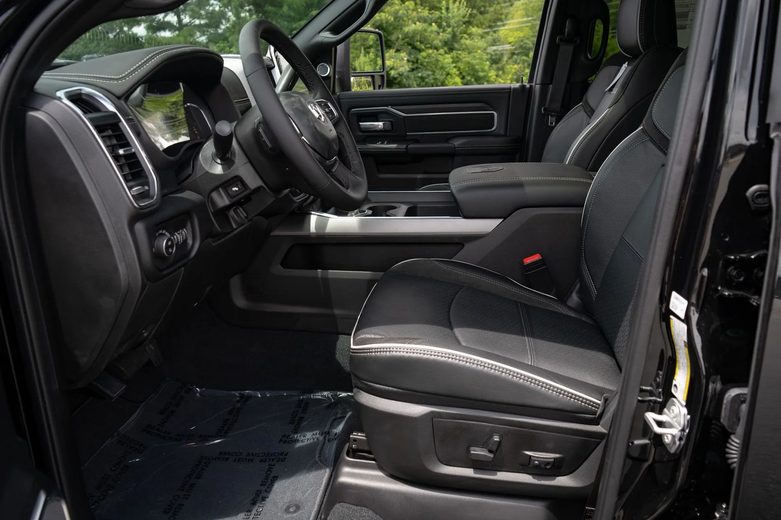 New 2026 Diamond Black Crystal Pearl-Coat Exterior Paint RAM Laramie image 31