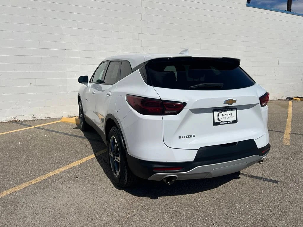 Used 2025 Summit White Chevrolet 2LT image 3