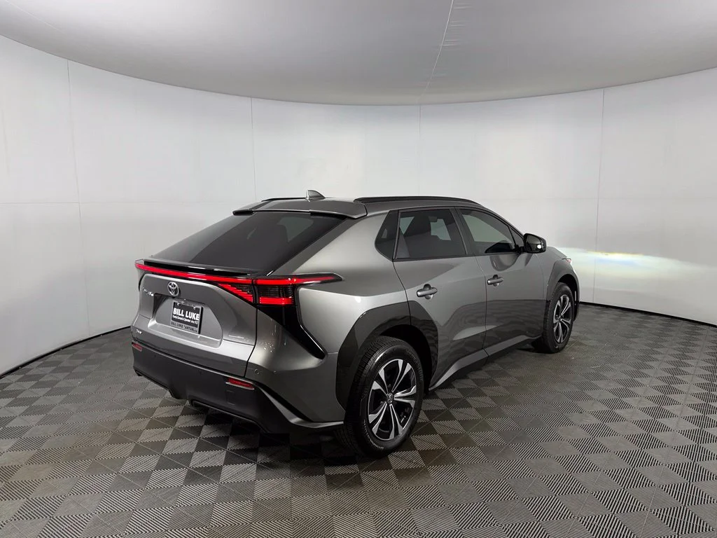 Certified Used 2025  Toyota XLE image 8