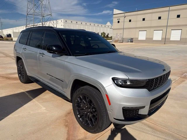 Used 2023 Silver Jeep Summit image 3
