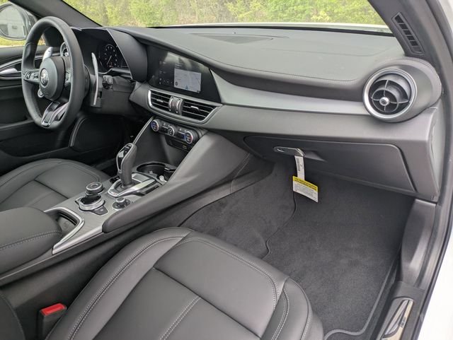 New 2025 Milano White Exterior Paint Alfa Romeo Base image 20