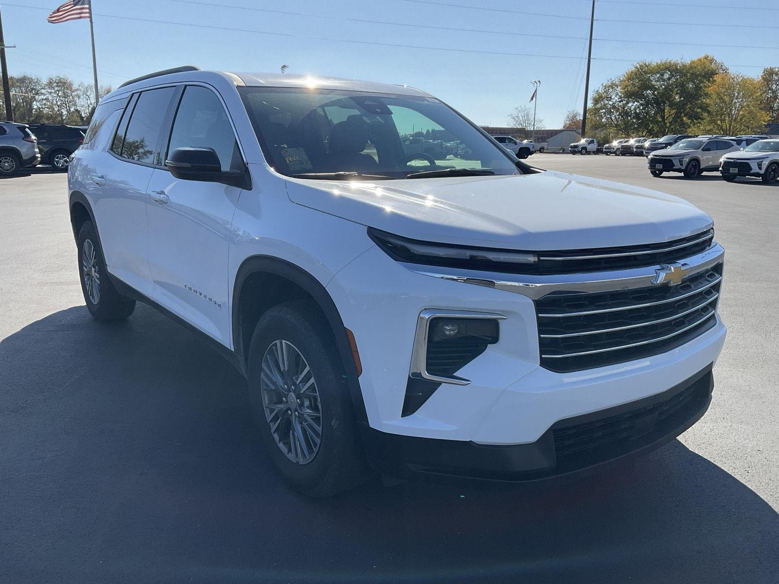 2025 Chevrolet Traverse photo 2