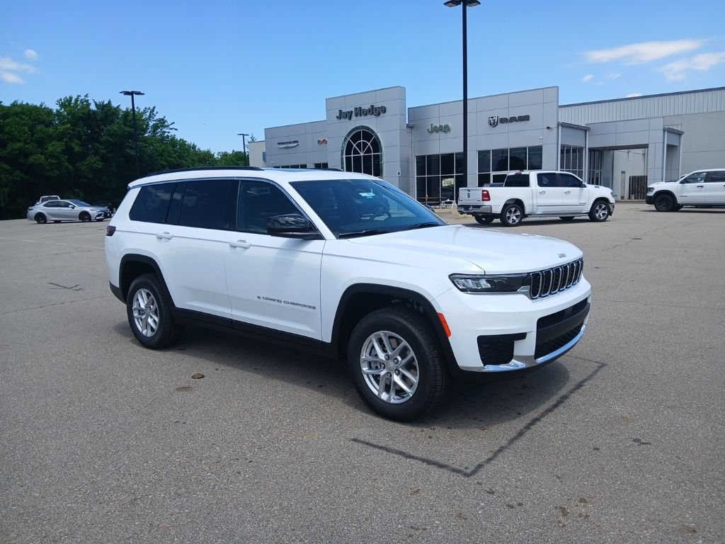 New 2026 Bright White Clear-Coat Exterior Paint Jeep Laredo image 2