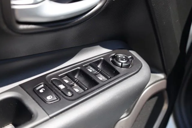 Used 2023 White Jeep Latitude image 24