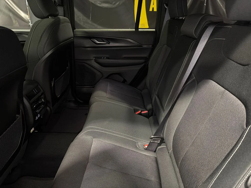 New 2026 Bright White Clear-Coat Exterior Paint Jeep Laredo X image 15