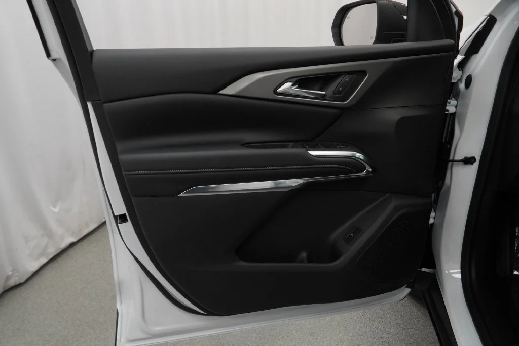 New 2027 Summit White Chevrolet LT image 31