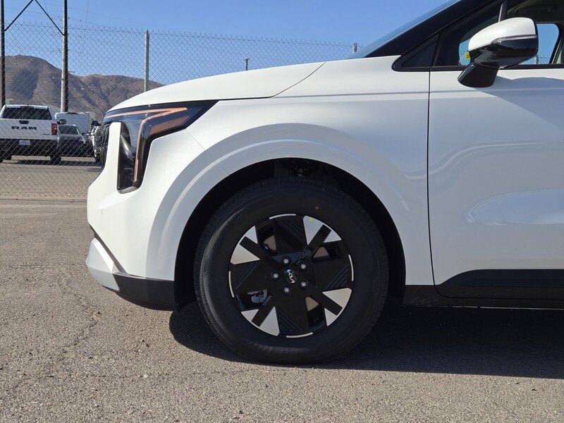 New 2026 Snow White Pearl Kia LXS image 5