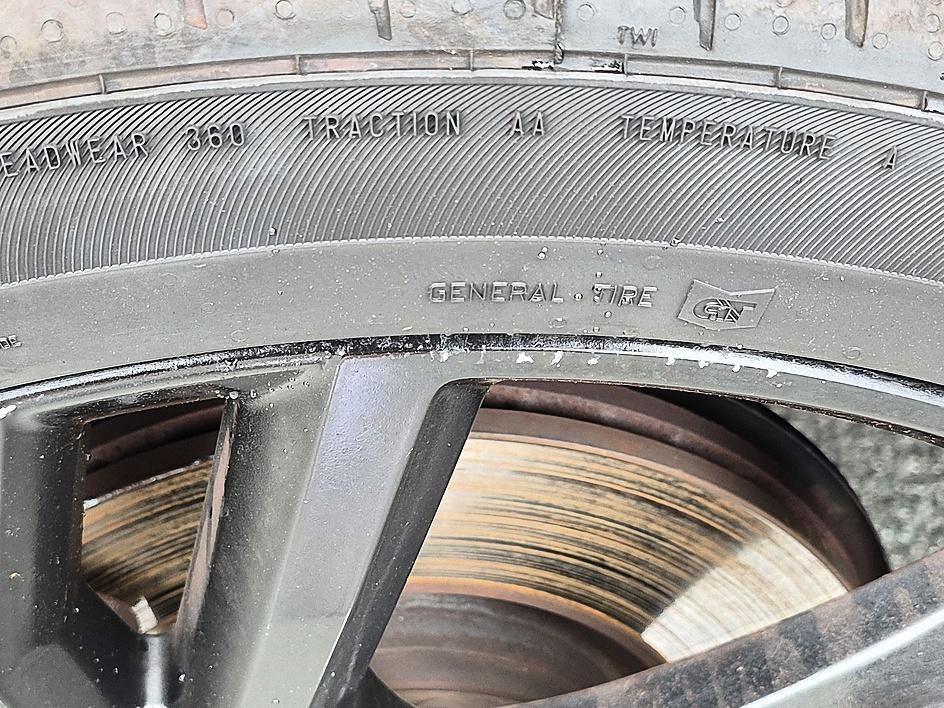 Used 2019  Volvo R-Design image 11