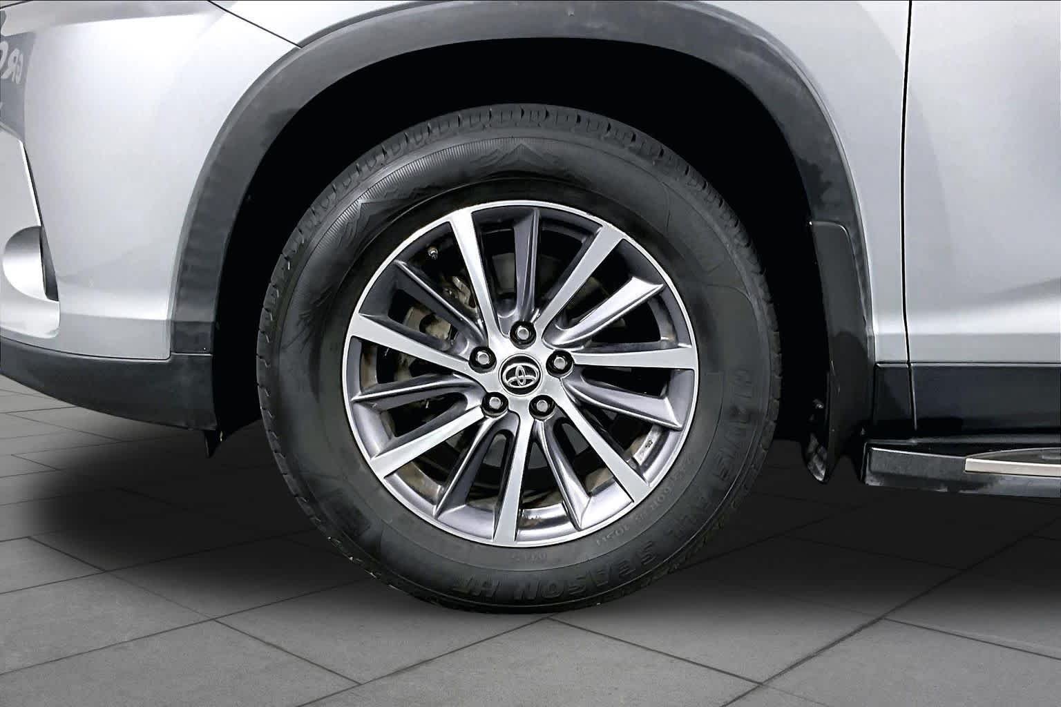 Used 2019 Celestial Silver Metallic Toyota XLE image 11