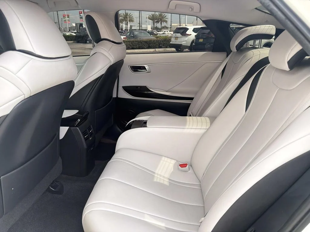 Used 2018 CRYSTAL WHITE Toyota Base image 22