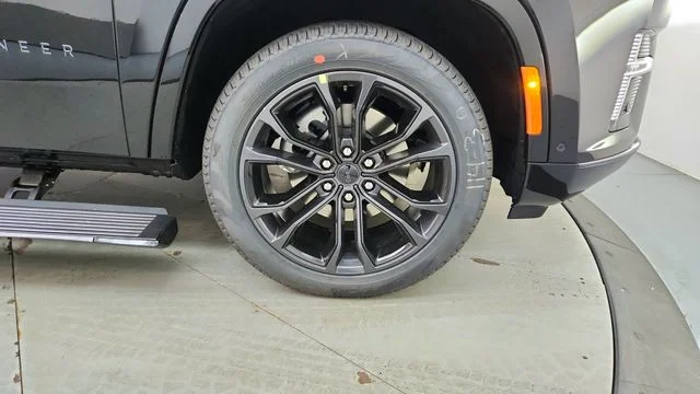 New 2026 High Gloss Black Exterior Paint Jeep Summit Reserve image 15