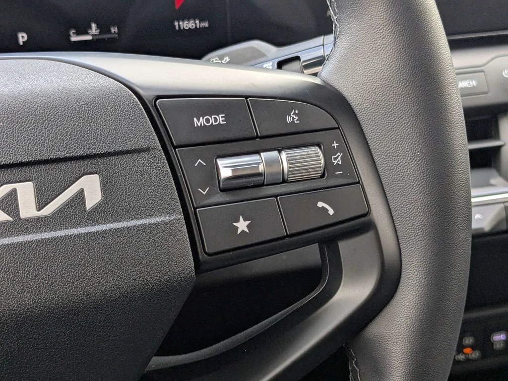 Used 2025  Kia EX image 23