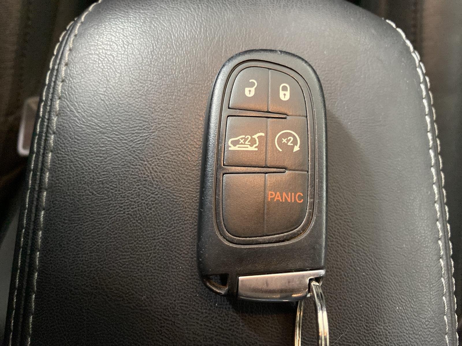 Used 2019 Blue Shade Pearlcoat Jeep Limited image 18
