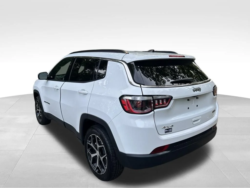 Used 2024 White Jeep Latitude image 3