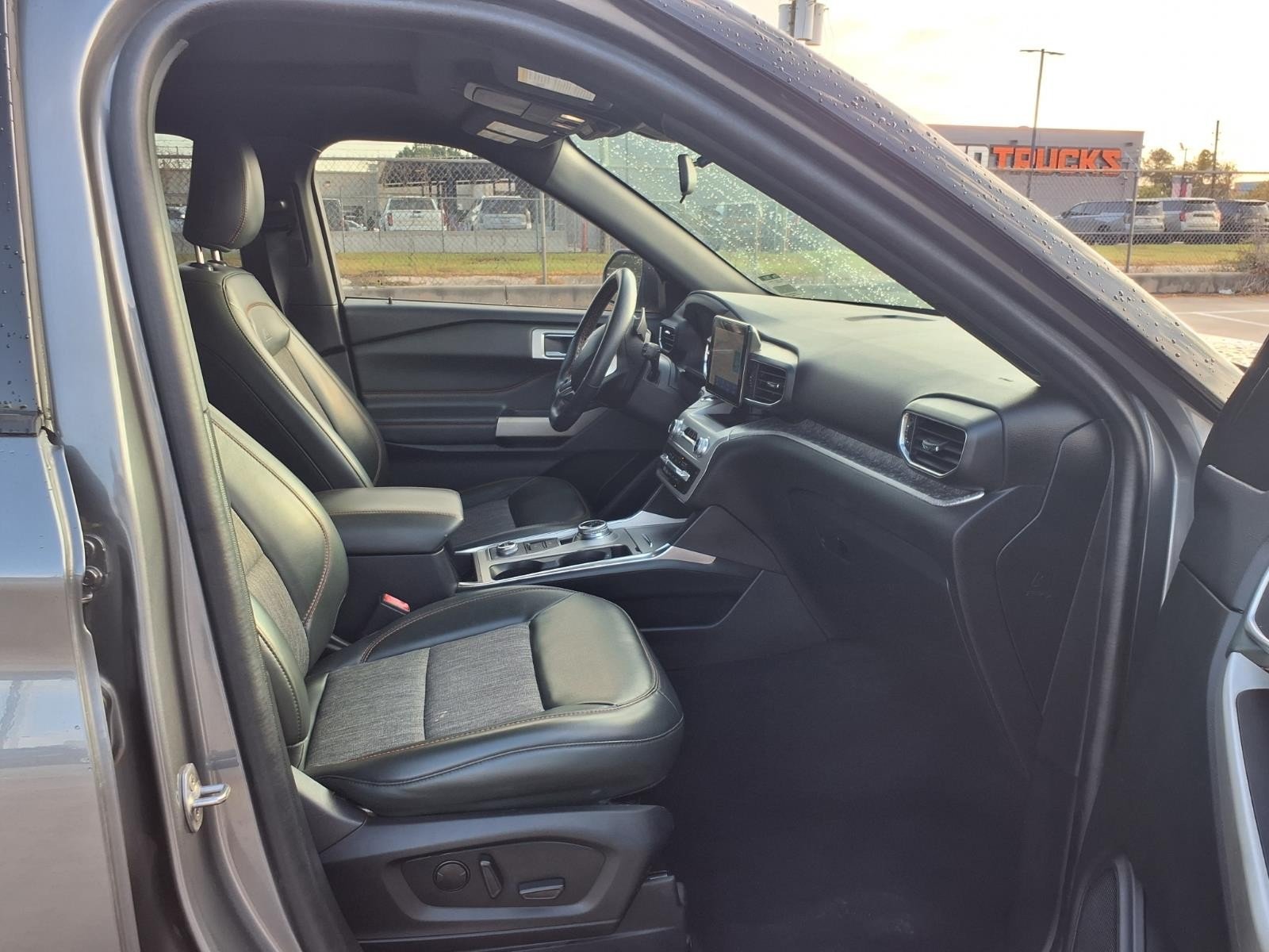 2022 Ford Explorer photo 13 of 27