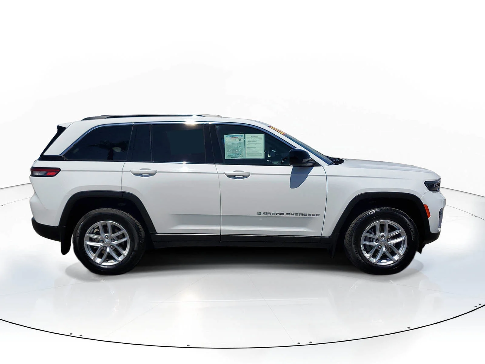 Used 2025 White Jeep Laredo X image 2