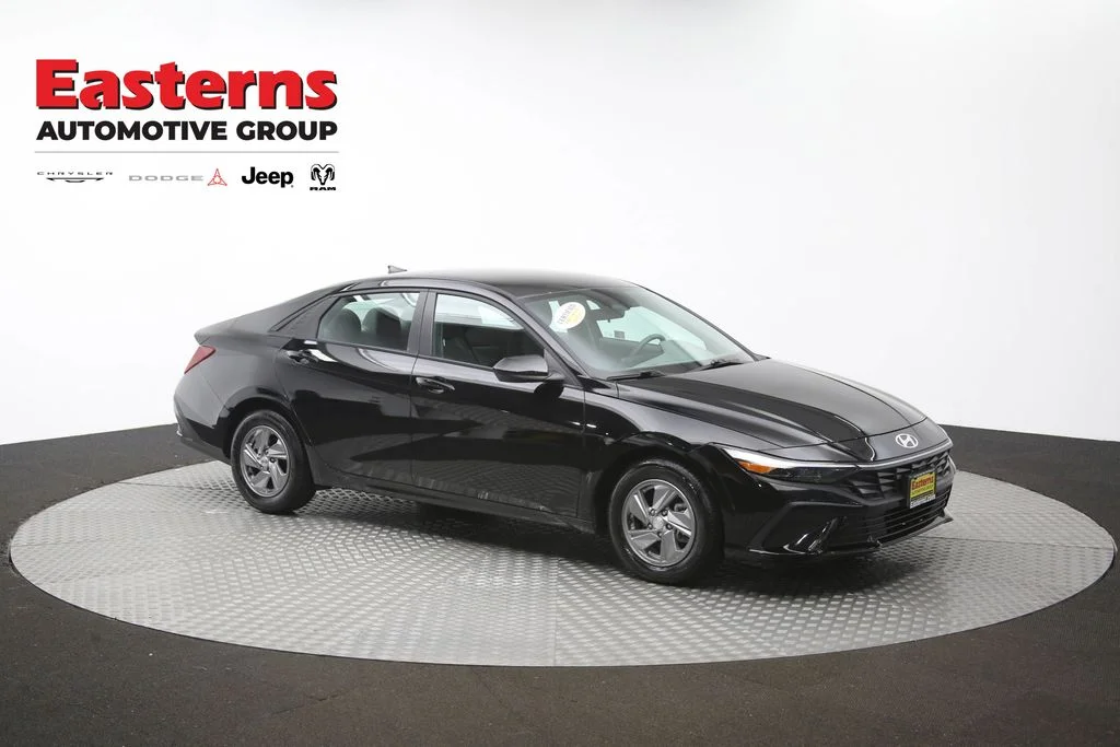 Used 2025 Black Hyundai SE image 45