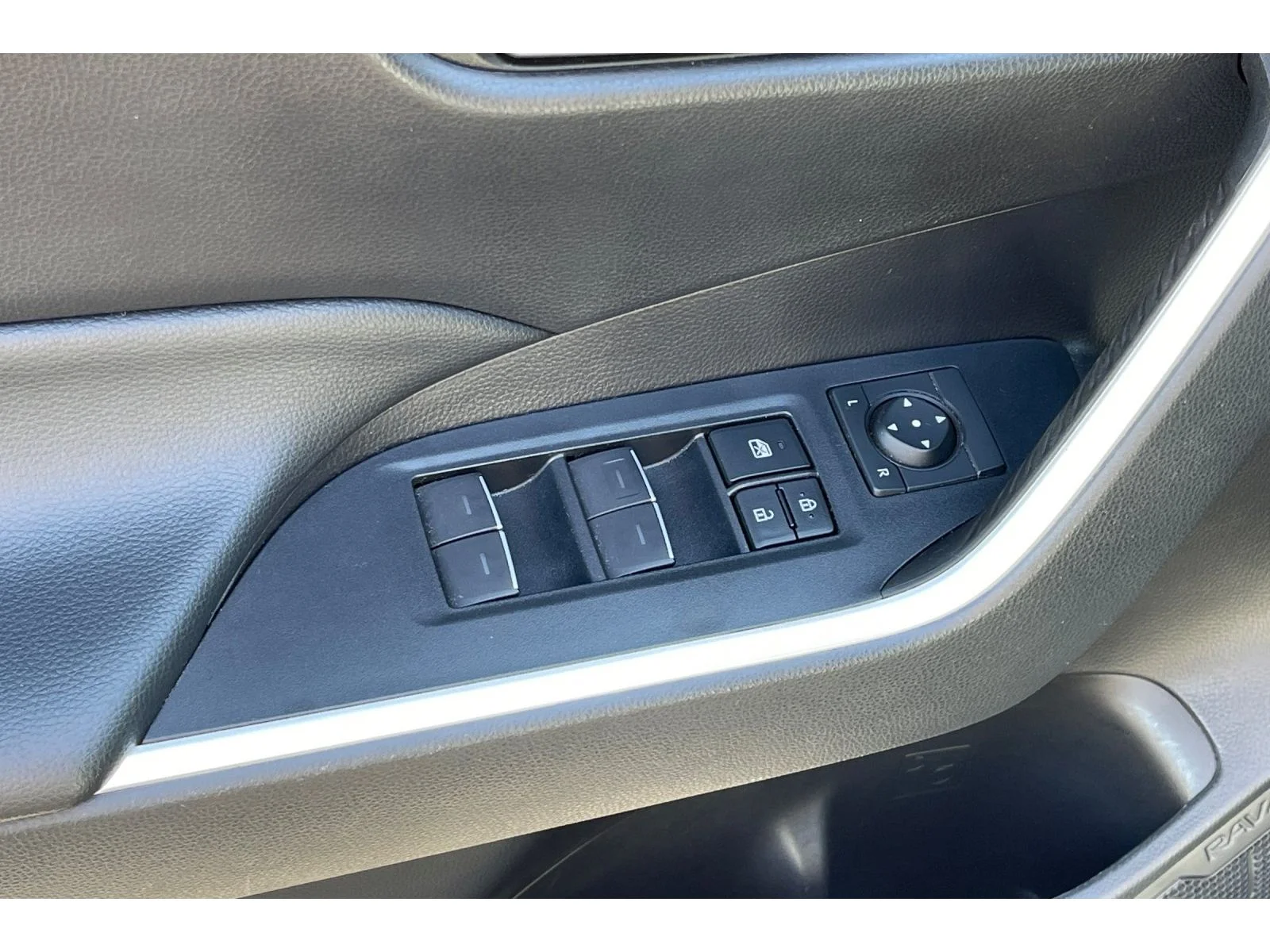 Used 2022 Lunar Rock Toyota XLE Premium image 13