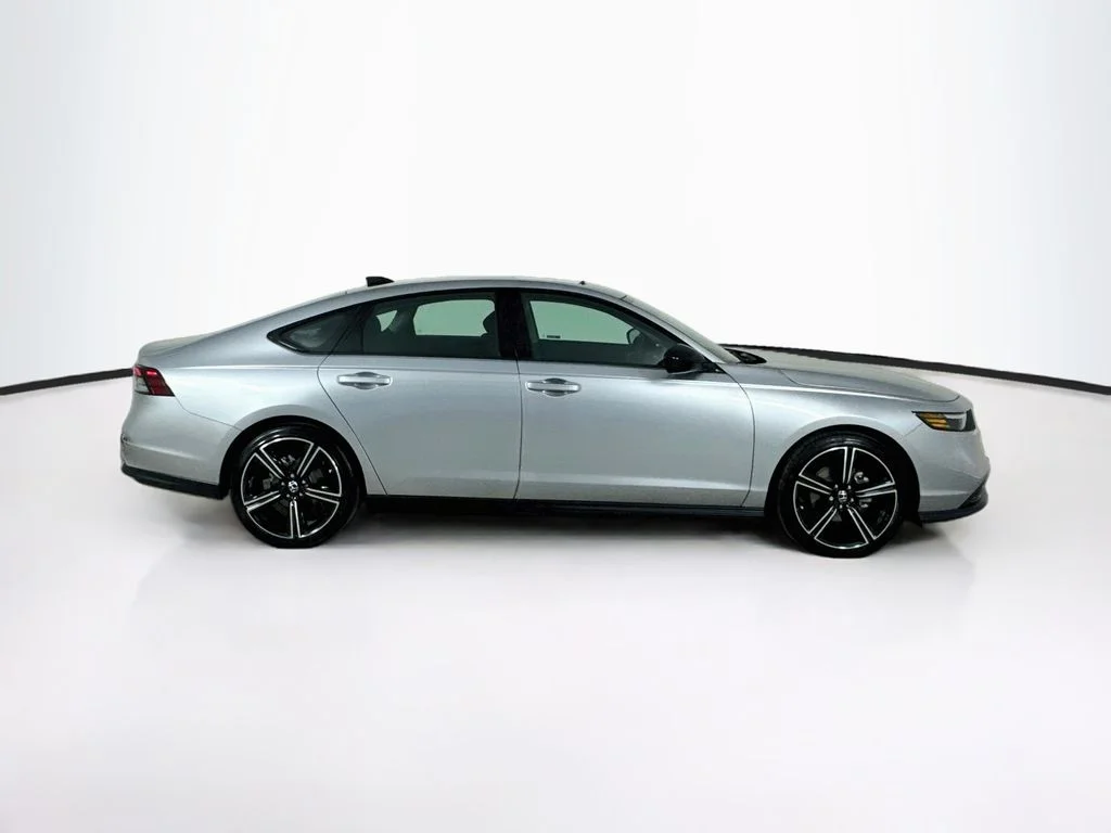 Used 2026 Silver Honda SE image 8