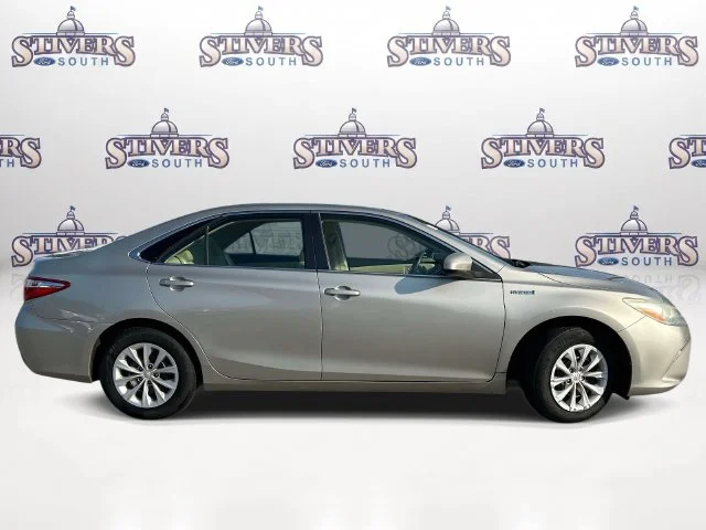 Used 2016  Toyota LE image 2