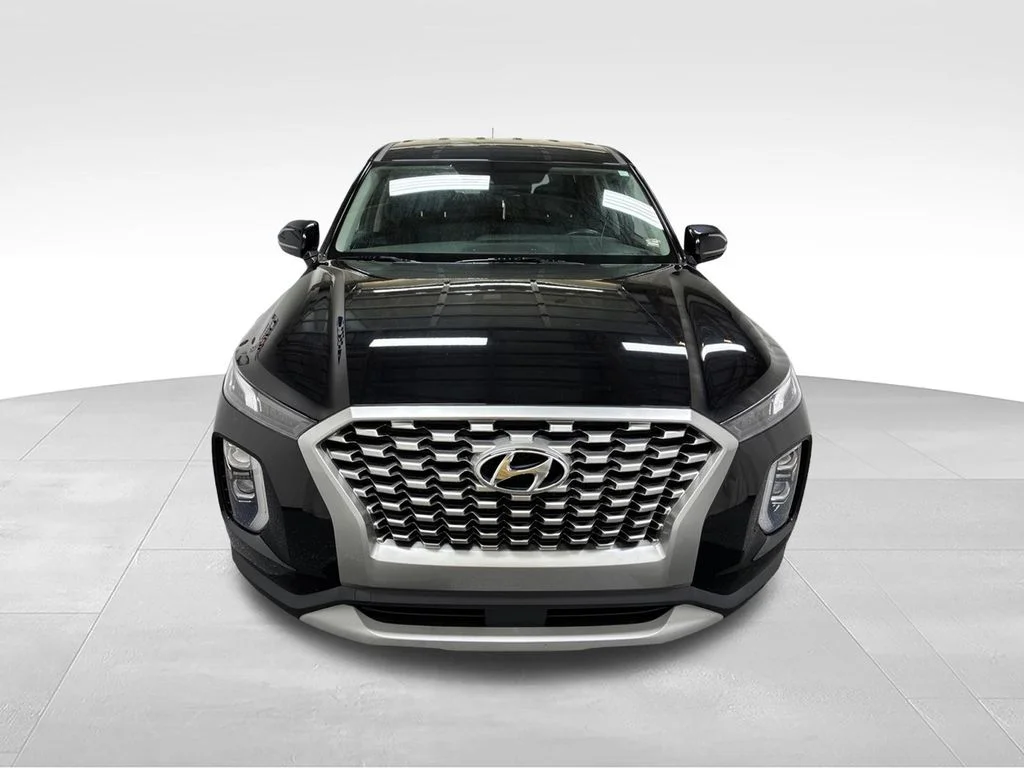Used 2022 Black Hyundai SE image 2