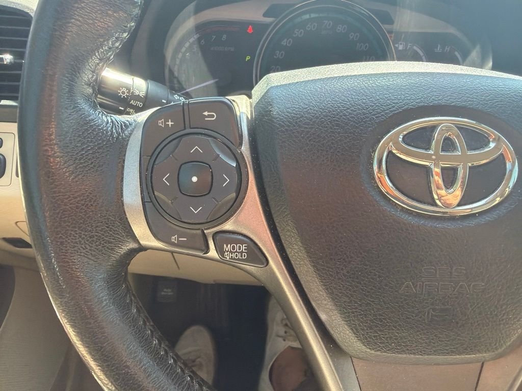 Used 2013 White Toyota XLE image 13