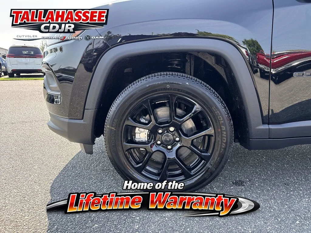 New 2026 Diamond Black Crystal Pearlcoat Jeep Latitude image 13