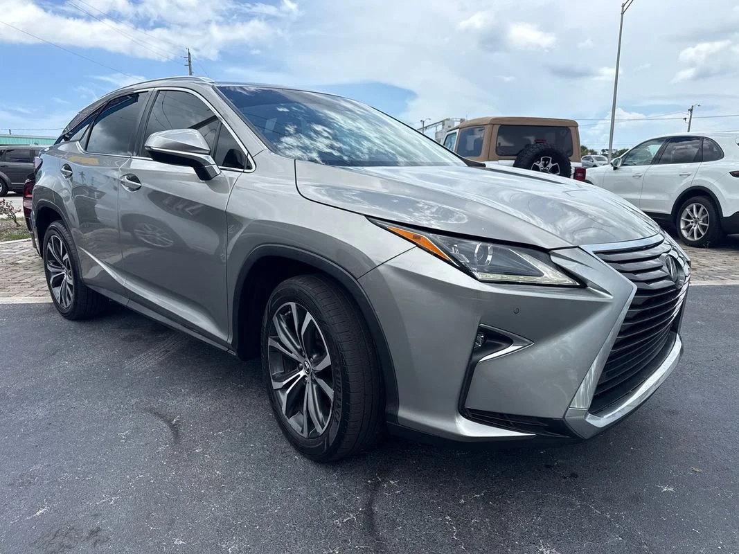 Used 2018  Lexus FWD image 3