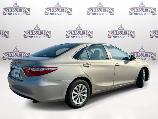 Used 2016  Toyota LE image 3