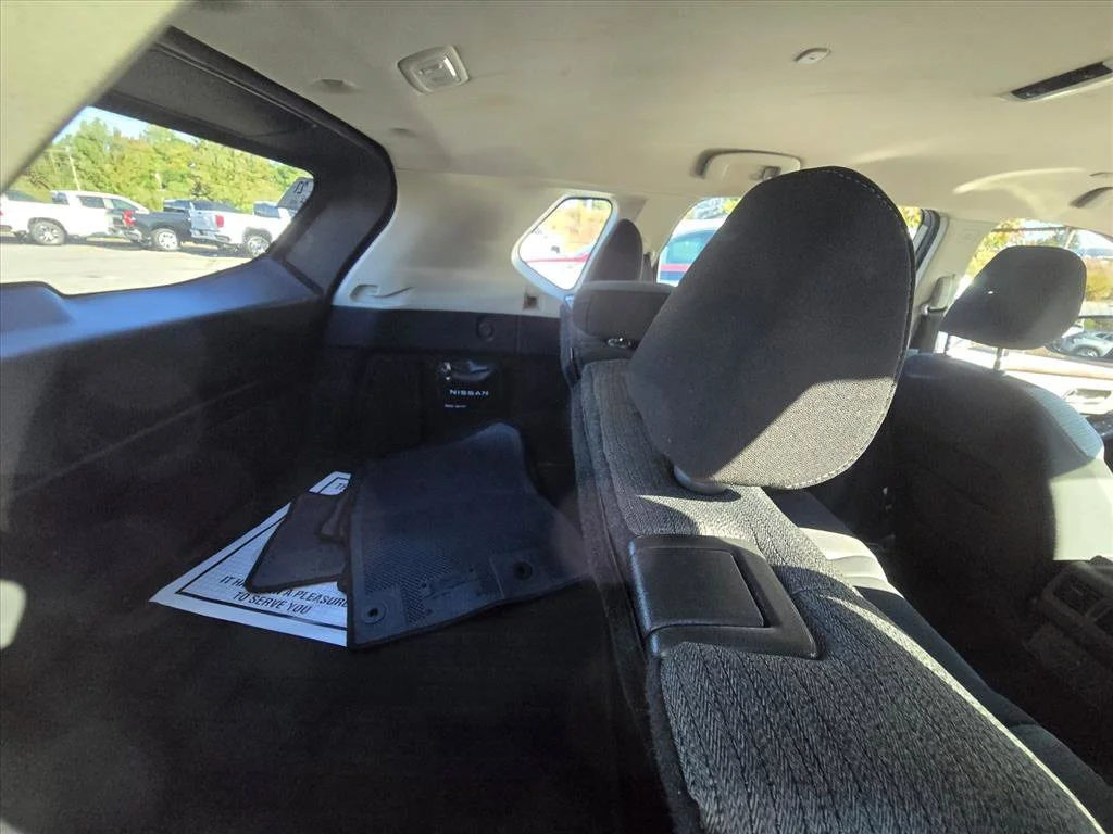 Used 2022 Gray Nissan SV image 11