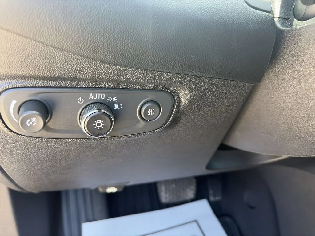 Used 2018 SILVER ICE METALLIC Chevrolet Premier image 24