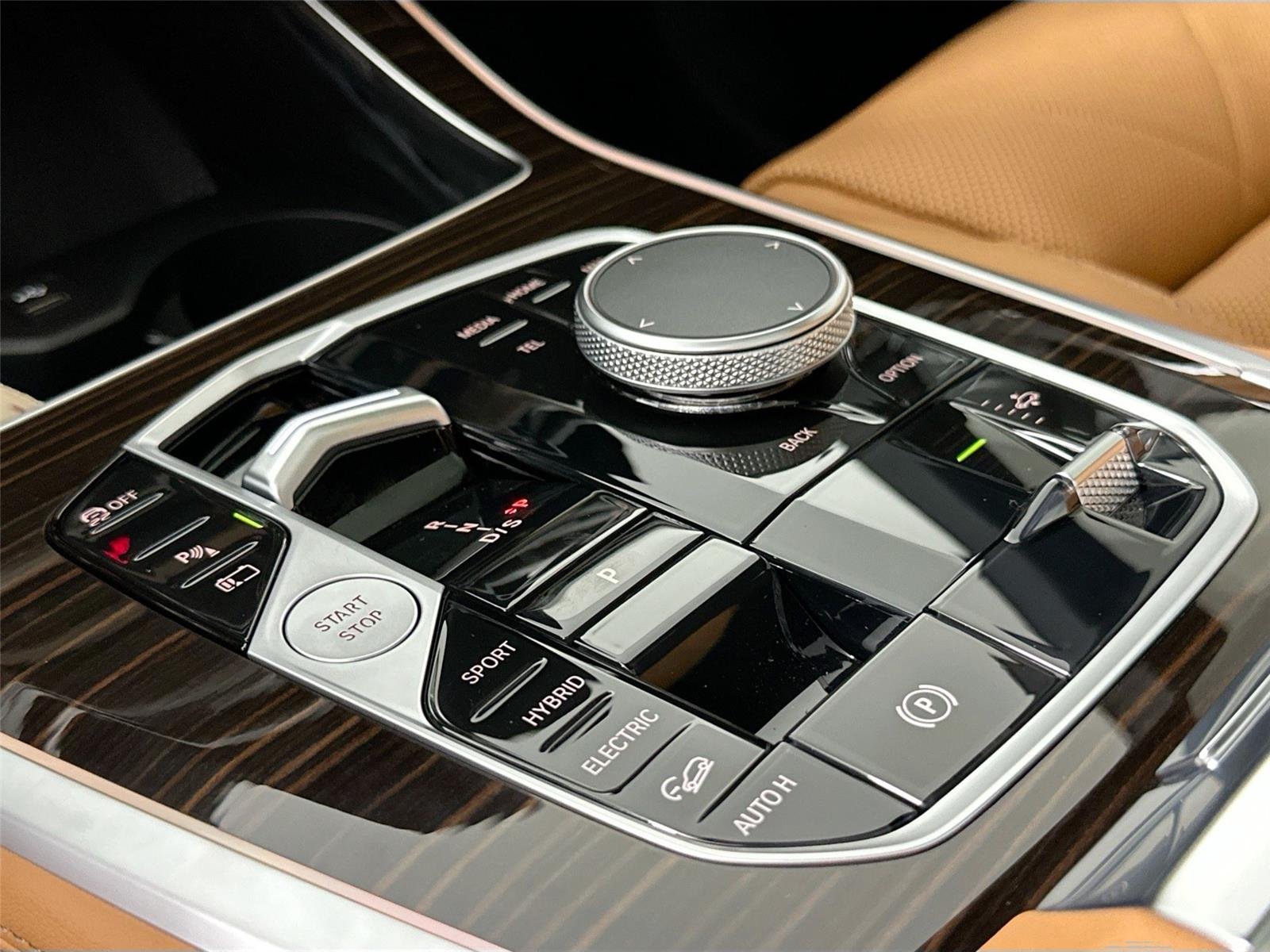 New 2026 Mineral White Metallic BMW xDrive50e image 17