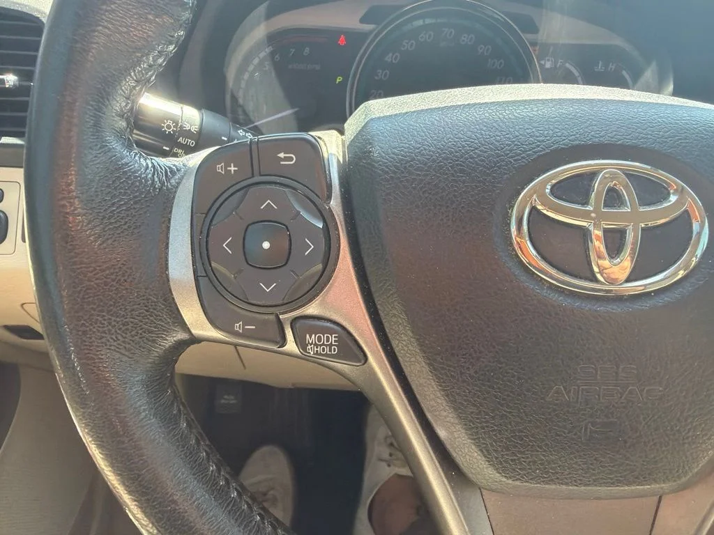 Used 2013 White Toyota XLE image 13