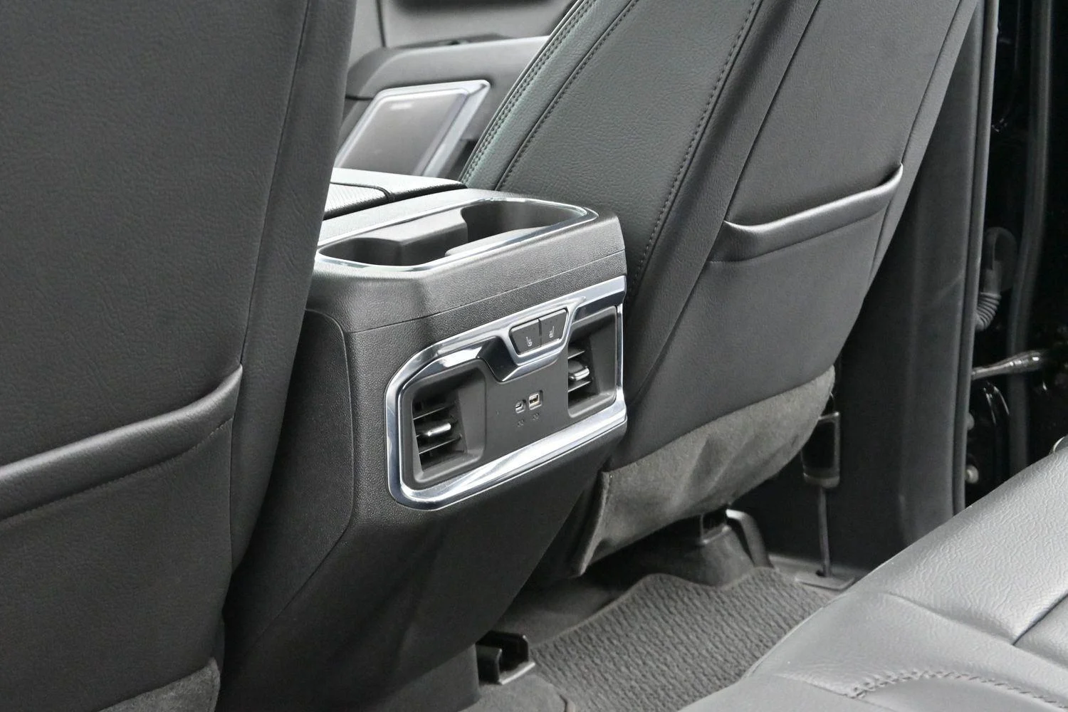 Used 2024 Onyx Black GMC Denali image 32