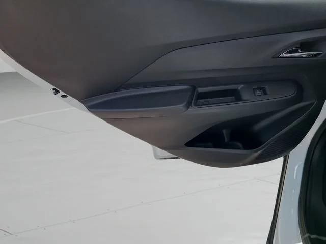 New 2027 Summit White Chevrolet LT image 16