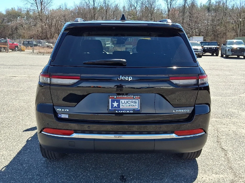 Used 2023 Diamond Black Crystal Pearlcoat Jeep Laredo image 10