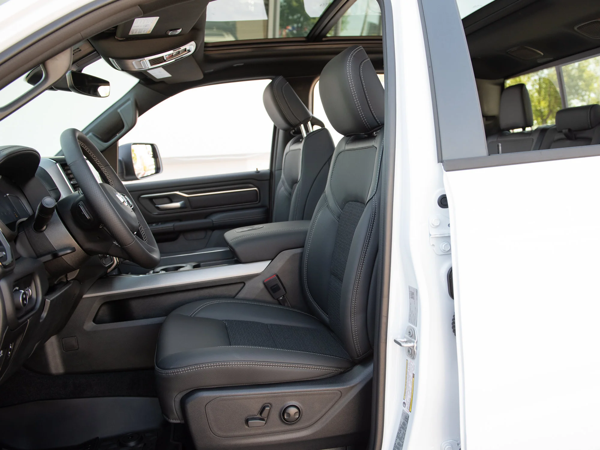 New 2026 White RAM Sport* Crew Cab 4x4, HEMI V8, Panoramic Sunroof, 3.92 Rear Axle, Heated Seats image 23