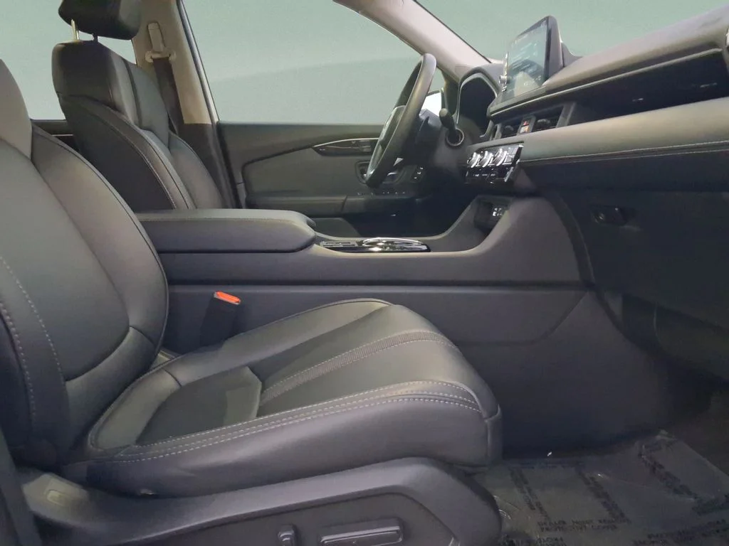 Used 2025 White Honda Touring image 32