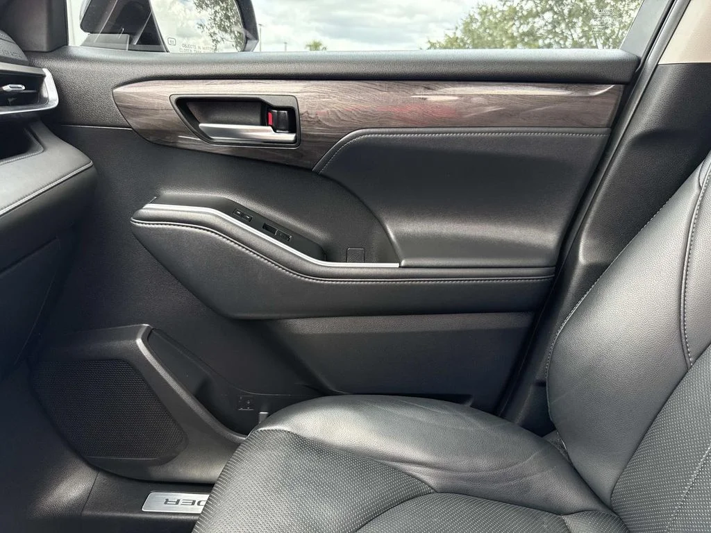 Used 2022  Toyota Limited image 30