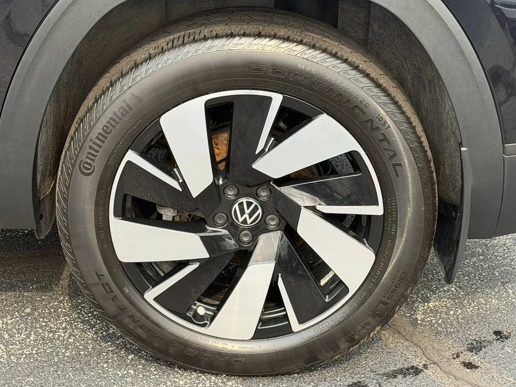 Used 2024 Black Volkswagen 2.0T SE w/Technology image 6