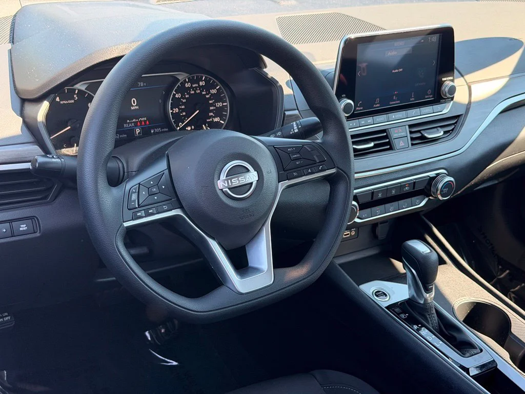 Used 2025 White Nissan 2.5 SV image 20