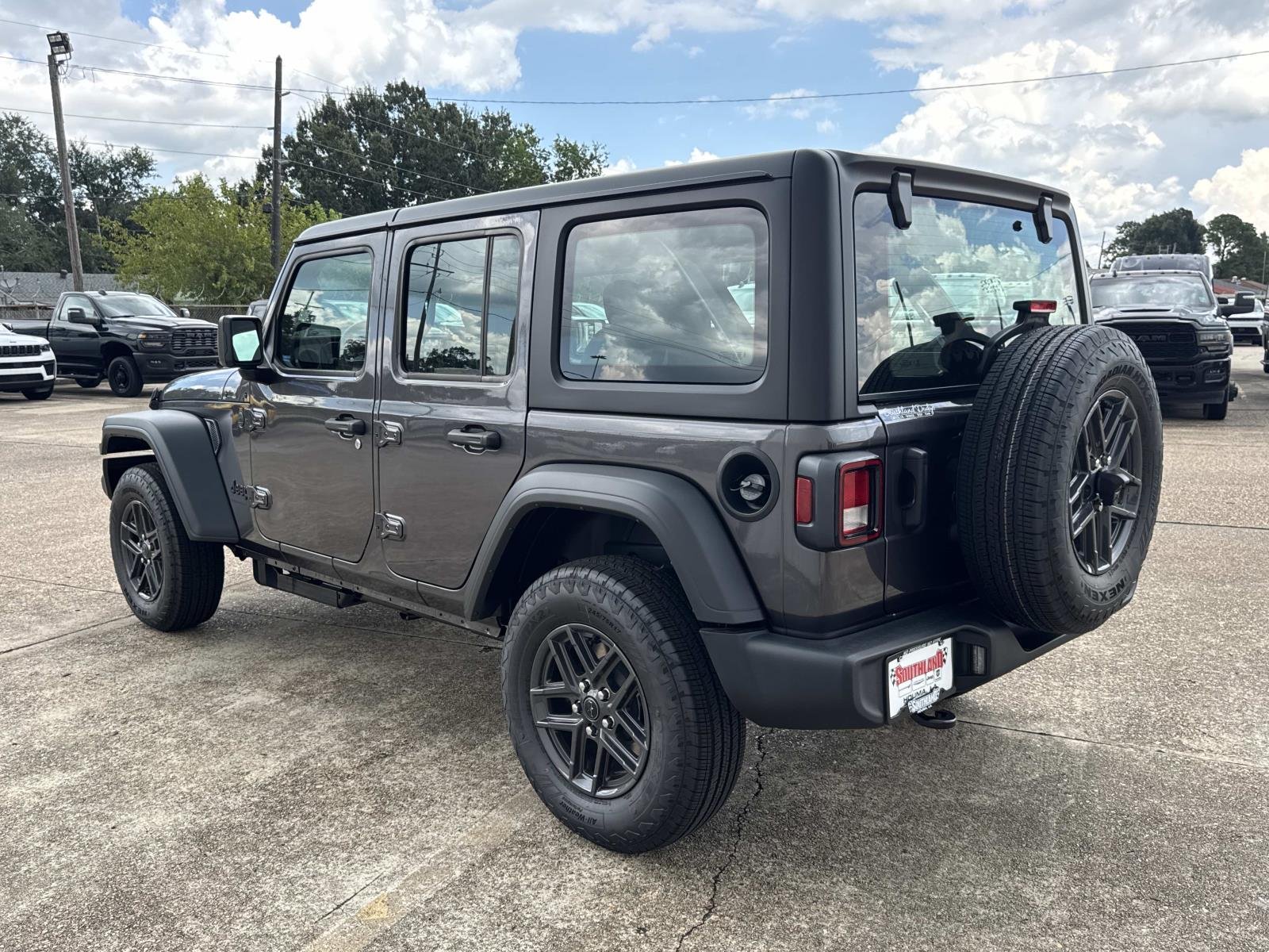 New 2026 Granite Crystal Metallic Clearcoat Jeep Sport image 4
