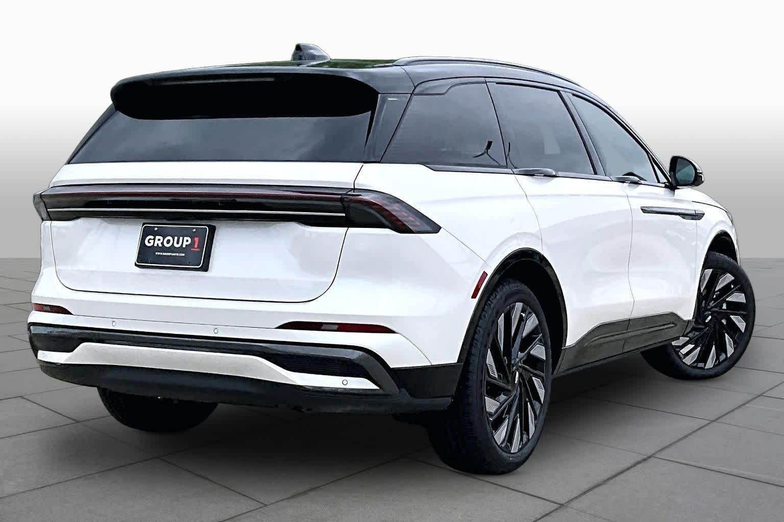 Used 2025 White Platinum Metallic Tri-Coat Lincoln Reserve image 11