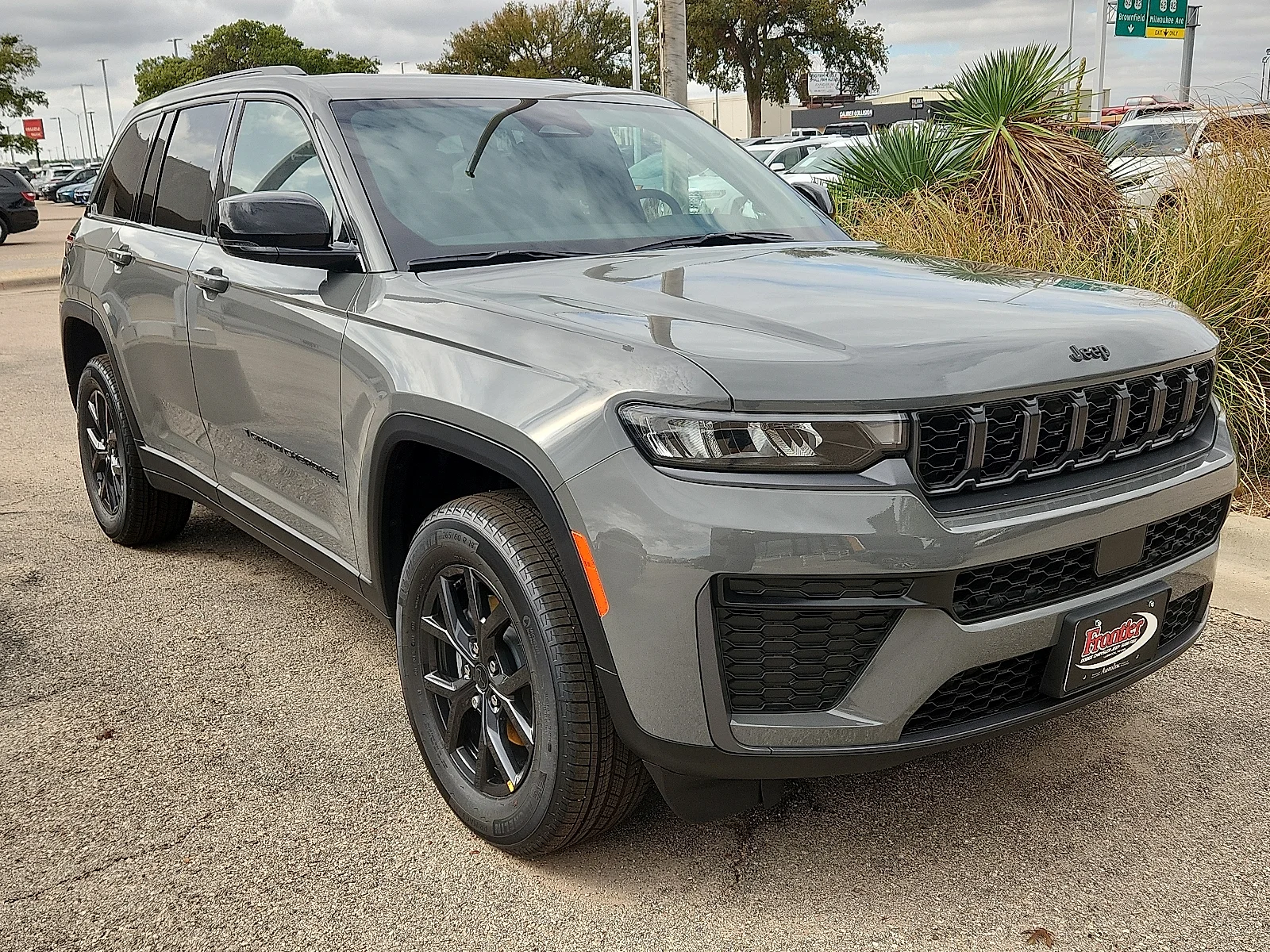 New 2027 Sting-Gray Clear-Coat Paint Jeep LAREDO ALTITUDE 4X4 image 4