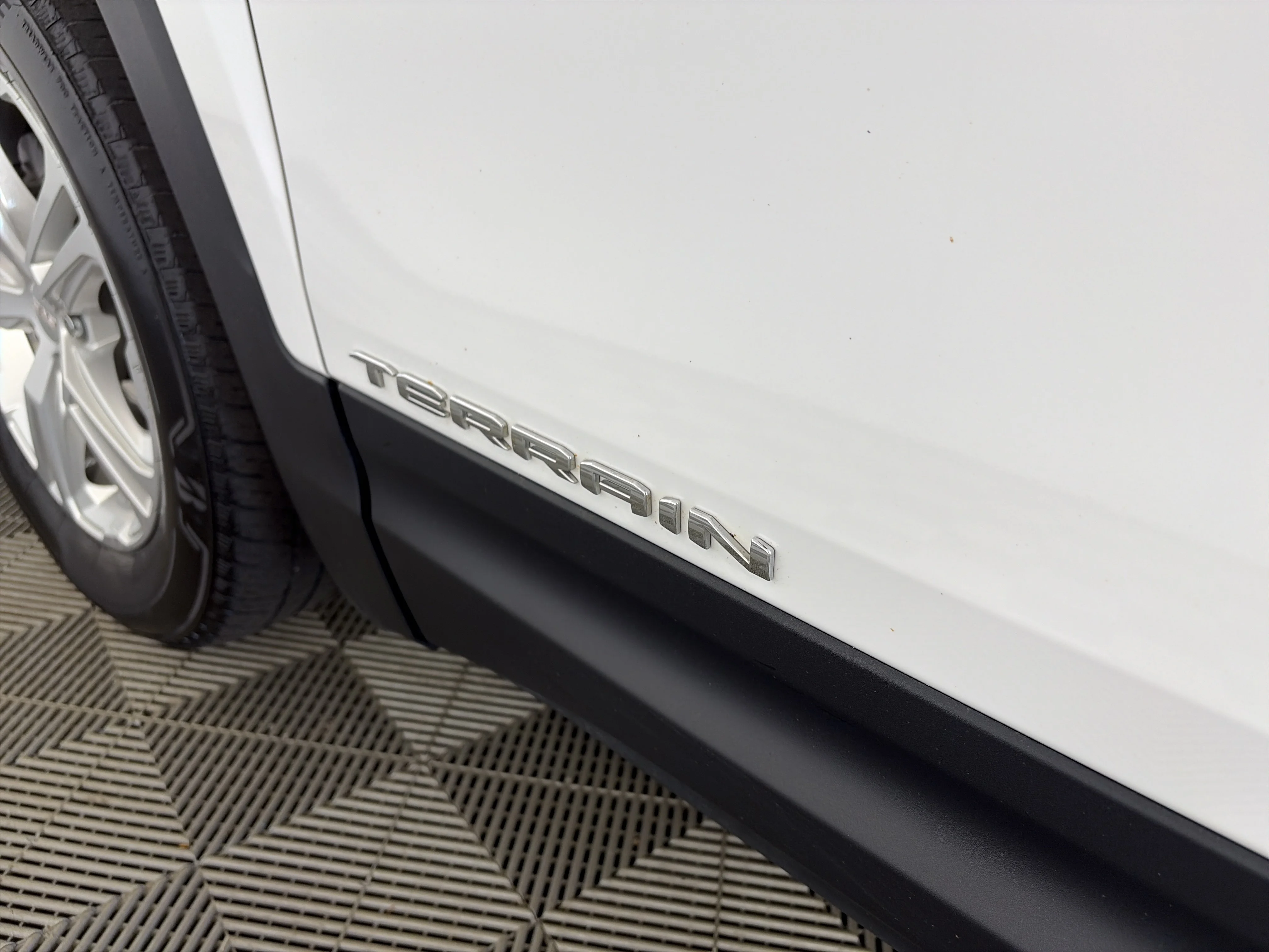 Certified Used 2024 Summit White GMC SLE image 10