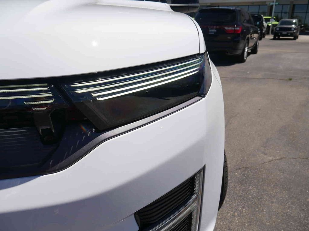 New 2026 Bright White Clear-Coat Exterior Paint Jeep Grand Wagoneer image 27