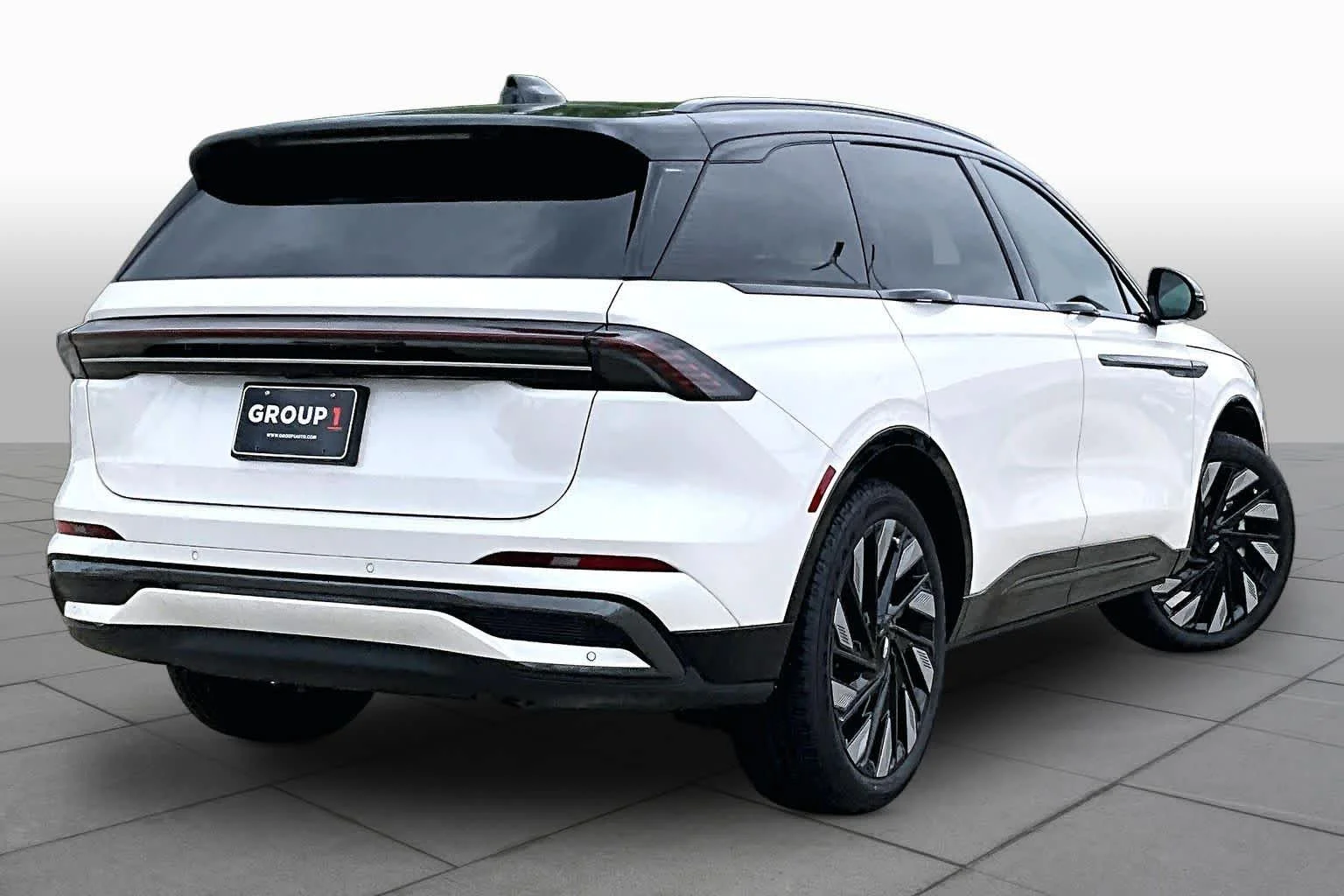 Used 2025 White Platinum Metallic Tri-Coat Lincoln Reserve image 11