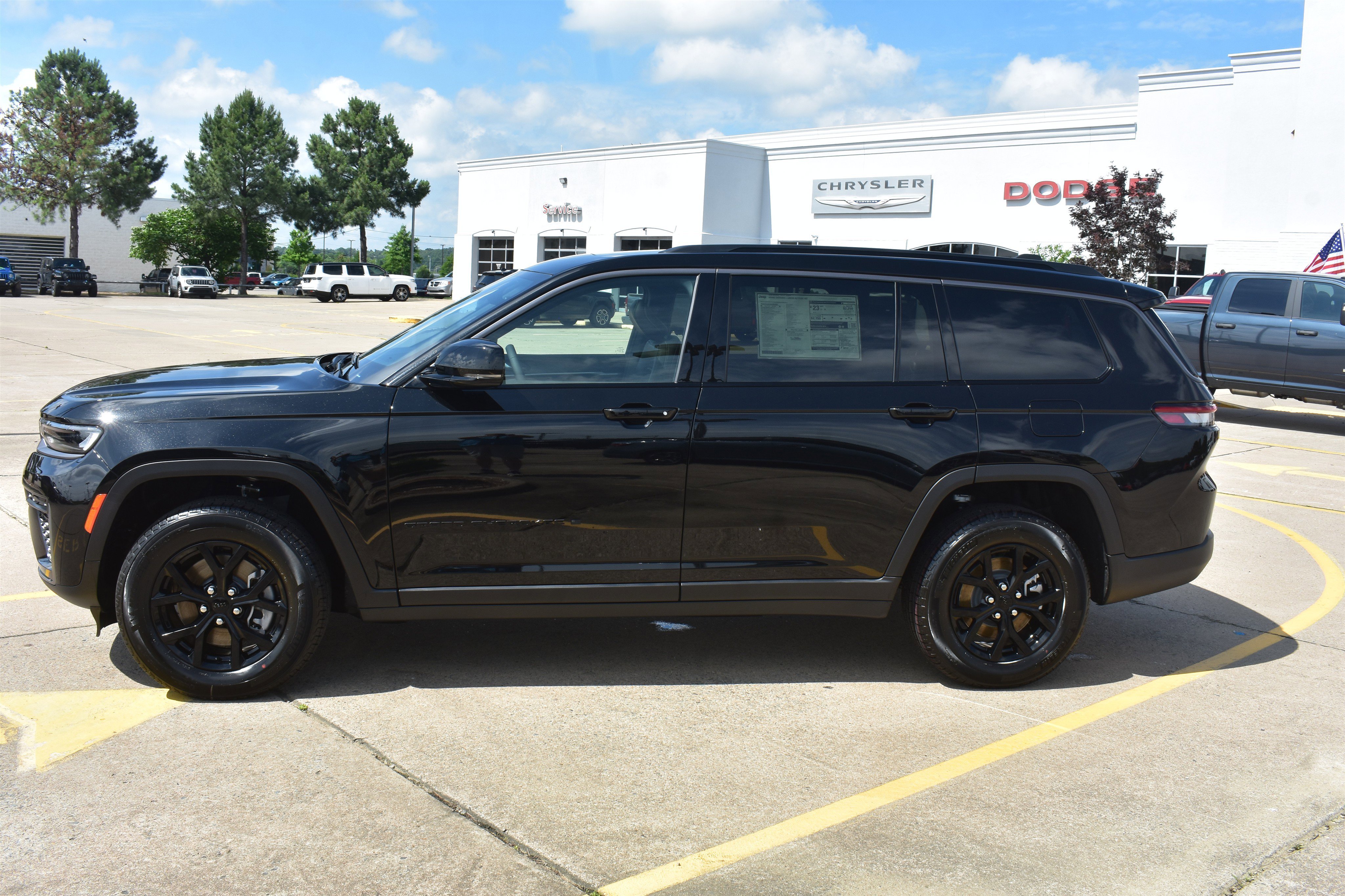New 2026 Diamond Black Crystal Pearl-Coat Exterior Paint Jeep Laredo Altitude image 8
